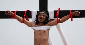 Clavados en la cruz cual Jesucristo, la fe llevada al extremo en Filipinas