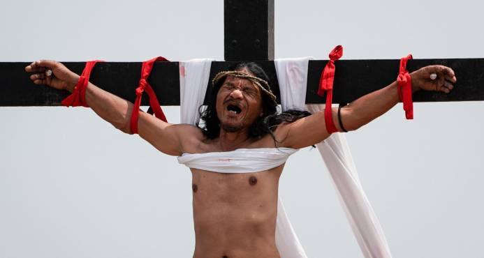 Clavados en la cruz cual Jesucristo, la fe llevada al extremo en Filipinas imagen