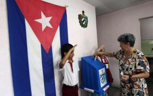 Cuba vota en elecciones que dan paso a una nueva generación al poder