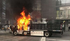 NUEVA YORK: Se incendia camión de la Policía