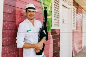 Hevia fusiona su gaita con el merengue para deleitar mundo