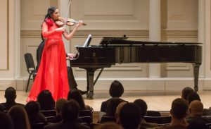Aisha Syed hace vibrar violín en el Carnegie Hall de NY