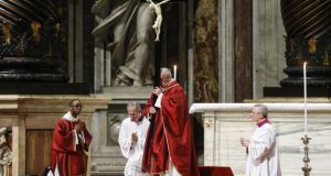 El papa lamenta que los jóvenes hereden un mundo en guerra