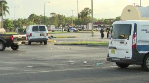 Dos muertos y un herido en tiroteo en un centro comercial de Florida