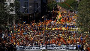 BARCELONA: Miles se manifiestan por libertad líderes independentistas