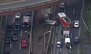 Vehículo rompe barrera y se desploma de carretera