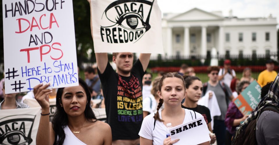 Casa Blanca dice fallo sobre DACA beneficiará «coyotes» y criminales imagen