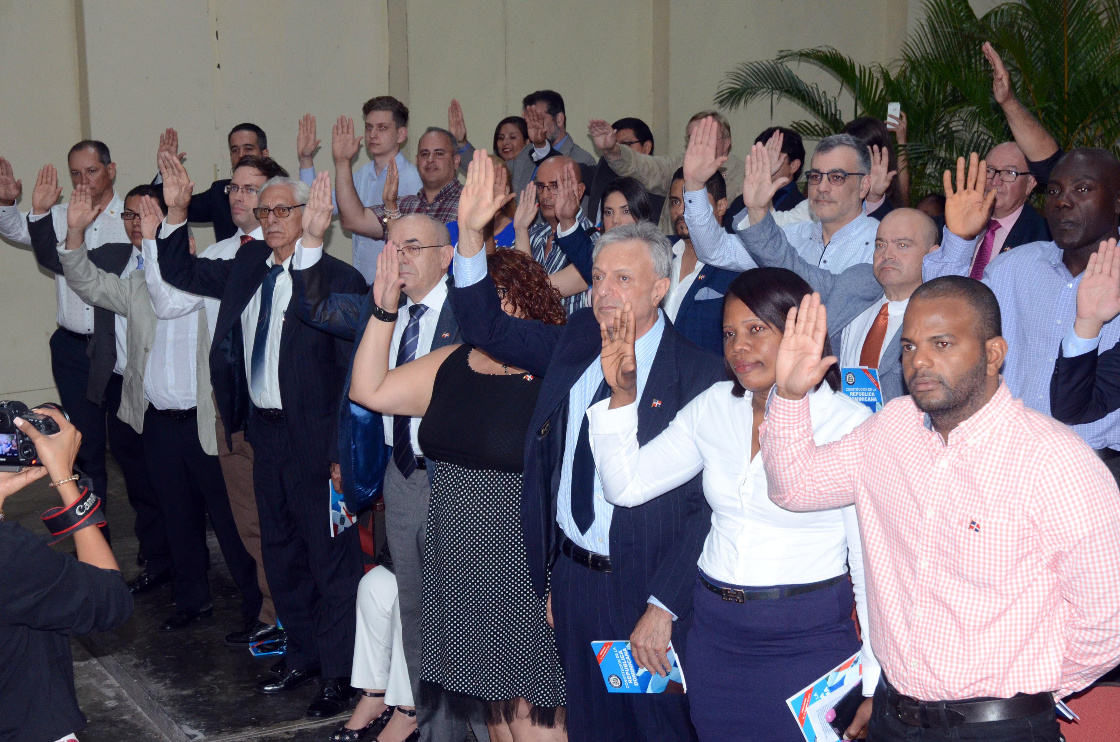 Interior y Policía juramenta a 74 extranjeros como dominicanos imagen