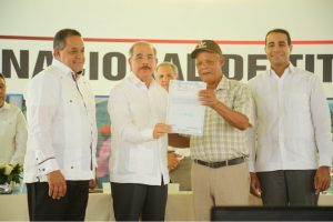 V.ALTAGRACIA: Presidente entrega 923 títulos definitivos a productores