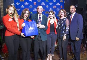 En noche dedicada a periodistas, entregan premio a Fernando Campos