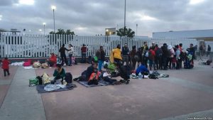 EE.UU:  Una caravana de inmigrantes pernocta paso fronterizo San Diego