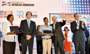 Gobierno impulsa bachillerato digital en su revolución educativa