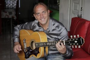 Cantante Maurizio Pepe presenta clip “Quieres Bailar”