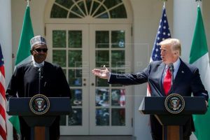 EEUU: Trump se reúne líder de Nigeria; evita hablar de su insulto a África