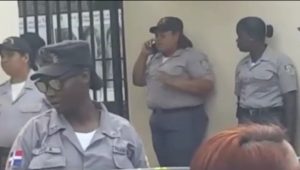Video de agentes irrespetando himno nacional arma un lío en PN