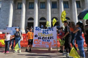 PUERTO RICO: Cientos protestan contra el cierre de escuelas