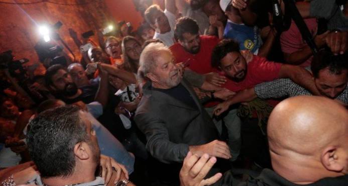 BRASIL: Expresidente Lula da Silva se entregó a la Policía Federal imagen