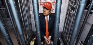 Exhiben un “Trump” encarcelado y rodeado de ratas en un hotel