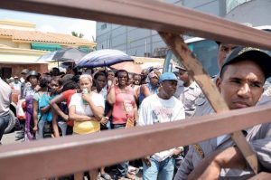 Haitianos abarrotan oficinas para acogerse Plan de Regularización