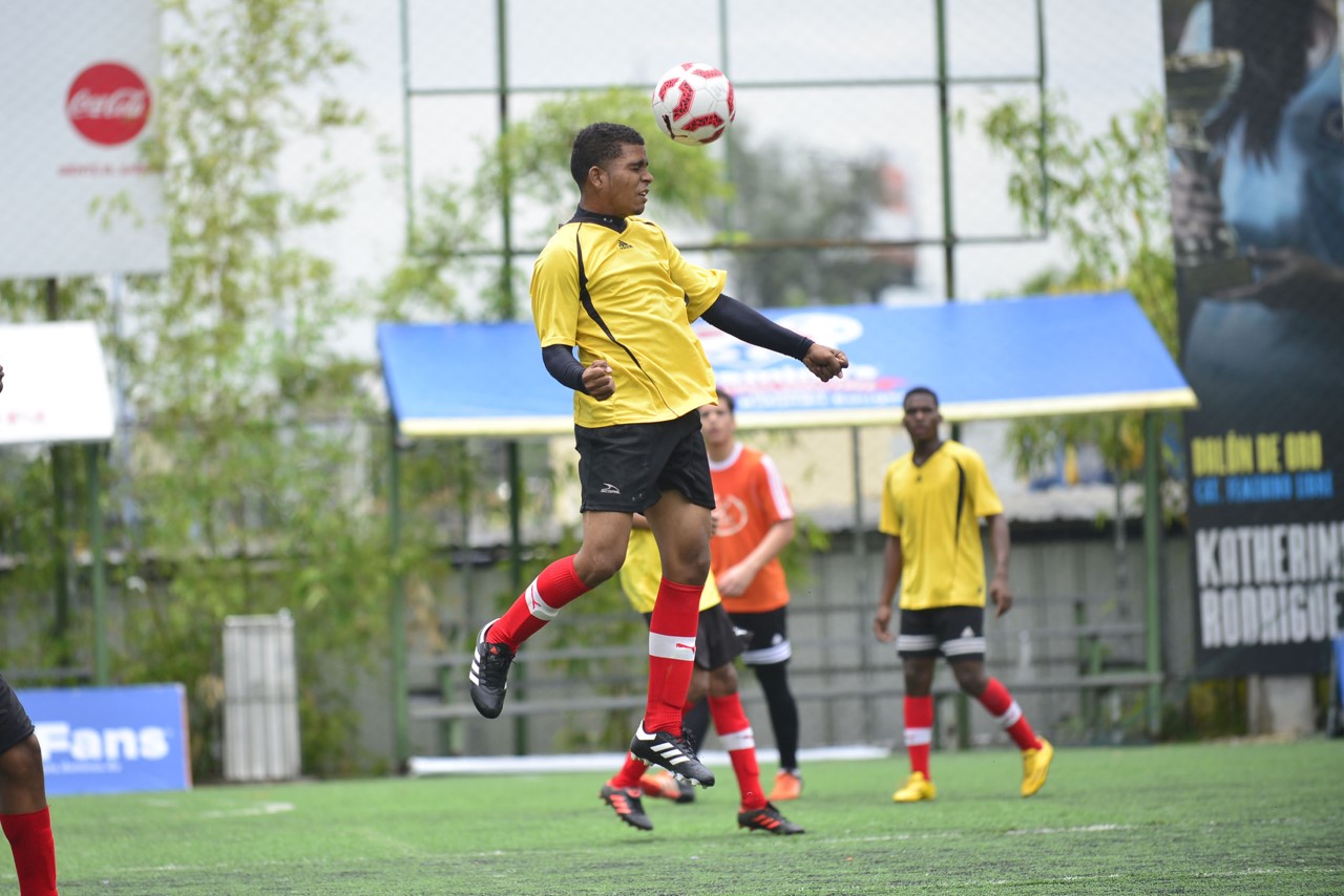 Oncenos avanzan a serie semifinal Football Challenge imagen