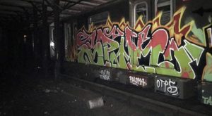 Detienen a tres españoles acusados de pintar grafitis