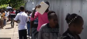 Haitianos hacen larga fila en busca de regularizar su situación en la RD