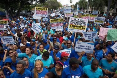 Maestros dominicanos se manifiestan en reclamo de mejoras laborales