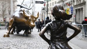 Cambiarán de sitio estatua de niña que desafía al toro de Wall Street