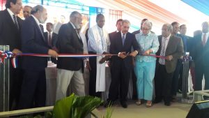 El Presidente Medina reinaugura hospital Dr. Francisco Moscoso Puello