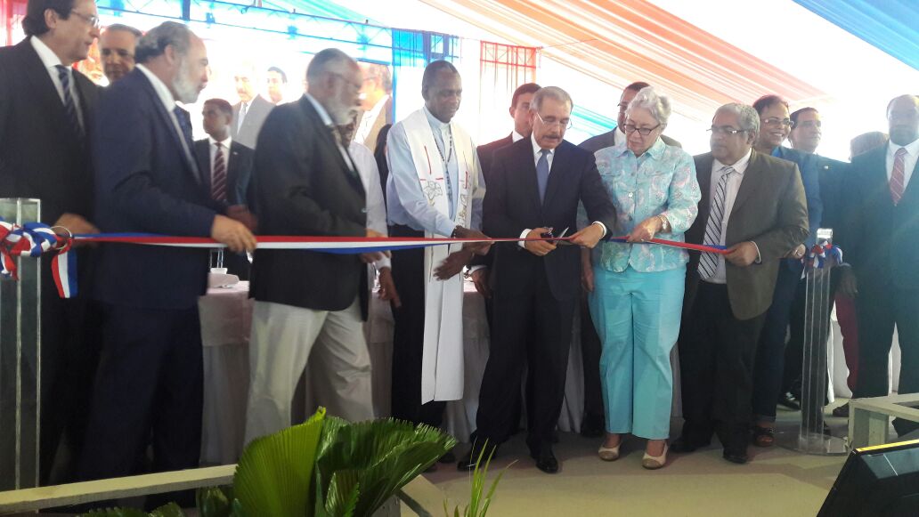 El Presidente Medina reinaugura hospital Dr. Francisco Moscoso Puello imagen