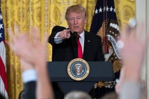 EEUU: Trump sugiere retirar credenciales para la Casa Blanca a ciertos medios EEUU: Trump sugiere retirar credenciales para la Casa Blanca a ciertos medios