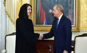 Presidente dominicano recibe a la ministra de Emiratos Árabes Unidos