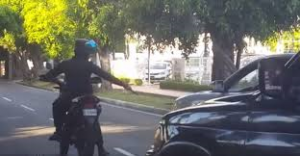 Buscan uniformado figura en vídeo disparando a neumático de un carro