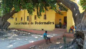 PEDERNALES: Unos 40 internos son llevados a hospital tras fumigación