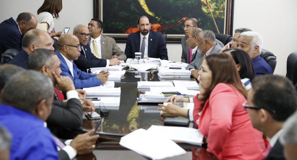 Comisión especial de diputados fusiona 3 proyectos ley de partidos imagen