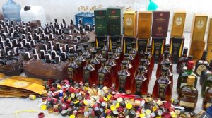 Ocupan más de 2,000 botellas de bebidas alcohólicas adulteradas