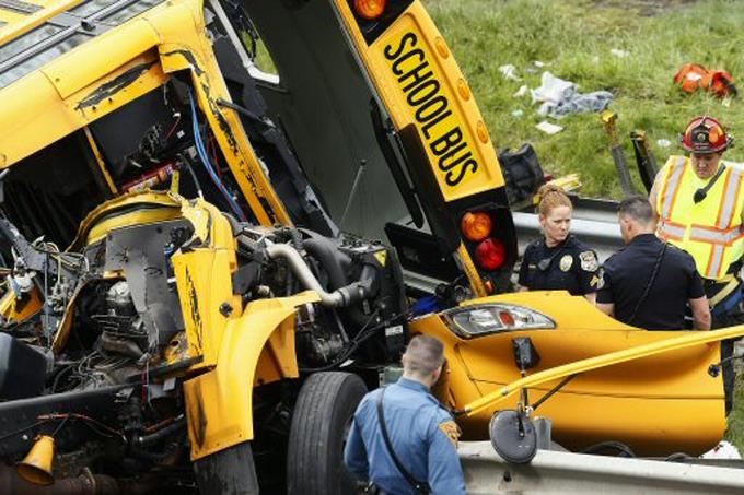 EE.UU: Al menos dos muertos y 45 heridos en accidente de bus escolar imagen