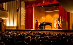 Aisha Syed ofrece concierto en España a favor Cruz Roja