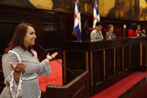 Karen Ricardo reconoce 50 madres “Madre Querida de Mi Barrio 2018”