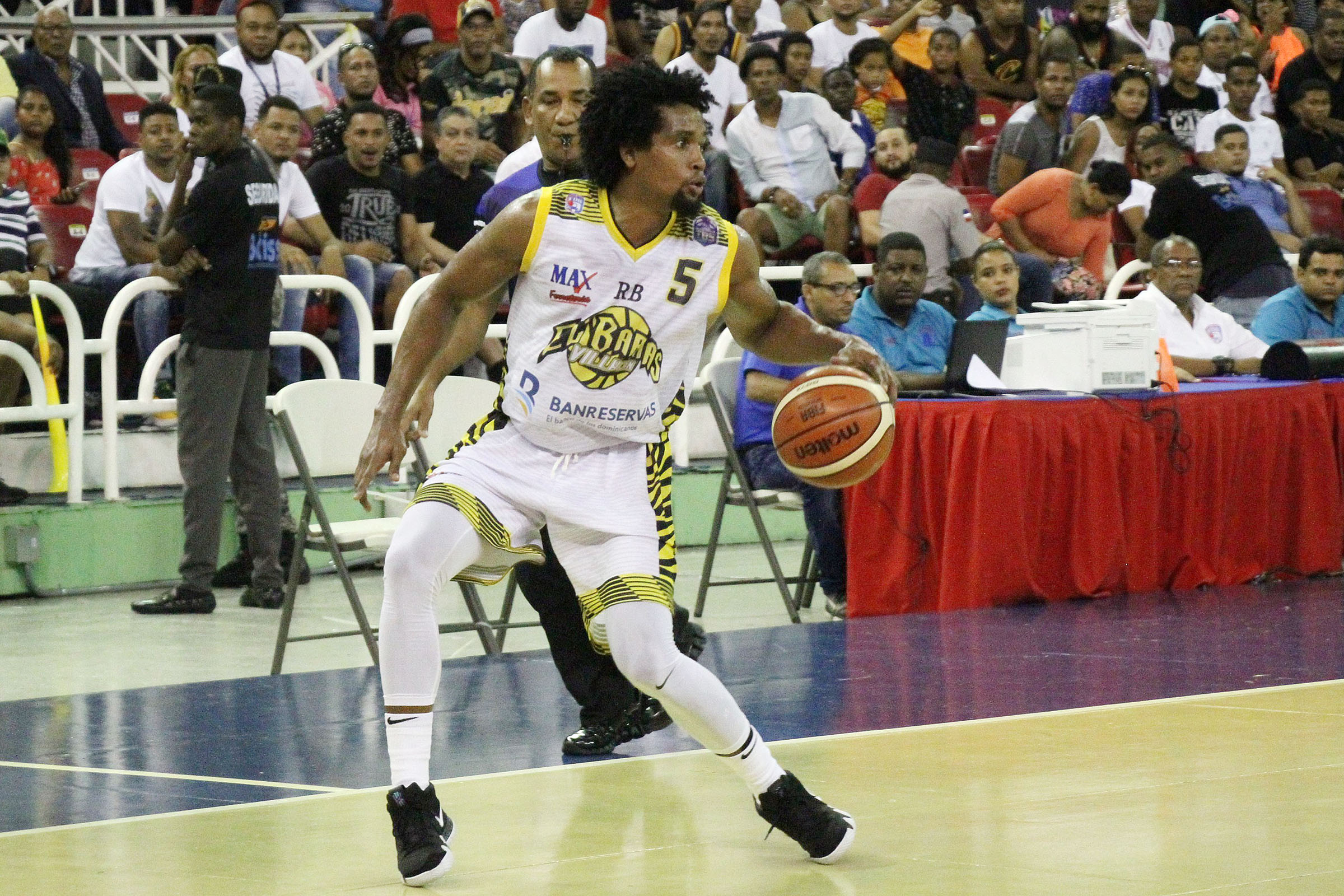 Rafael Barias frente Mauricio Báez en final TBS del Distrito imagen