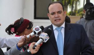 Presidente del CARD tilda «politiquera» denuncia de corrupción contra el PLD Presidente del CARD tilda «politiquera» denuncia de corrupción contra el PLD