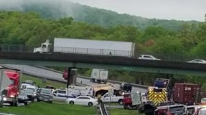 Choque entre autobús escolar y camión deja un muerto y heridos Choque entre autobús escolar y camión deja un muerto y heridos