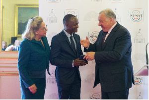 FRANCIA: El Senado condecora a escultor RD Gómez Campusano FRANCIA: El Senado condecora a escultor RD Gómez Campusano