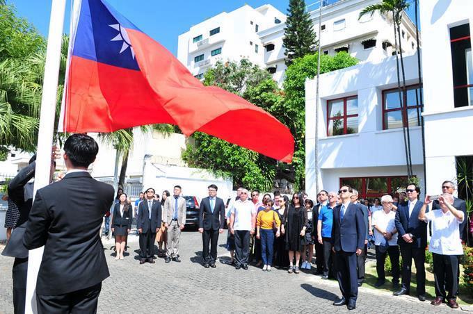 Diplomáticos taiwaneses abandonan RD luego del cierre de su embajada imagen