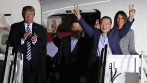 Trump recibe como héroes a tres de EE.UU. liberados por Corea del Norte