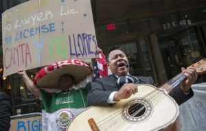 «Fiesta latina» para protestar frente a abogado acusado racismo