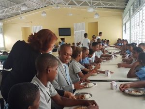 S.CRISTOBAL: Gobernador supervisa calidad desayuno y almuerzo escolar S.CRISTOBAL: Gobernador supervisa calidad desayuno y almuerzo escolar