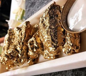 Restaurante NY incluye en su menú alitas de pollo bañadas en oro