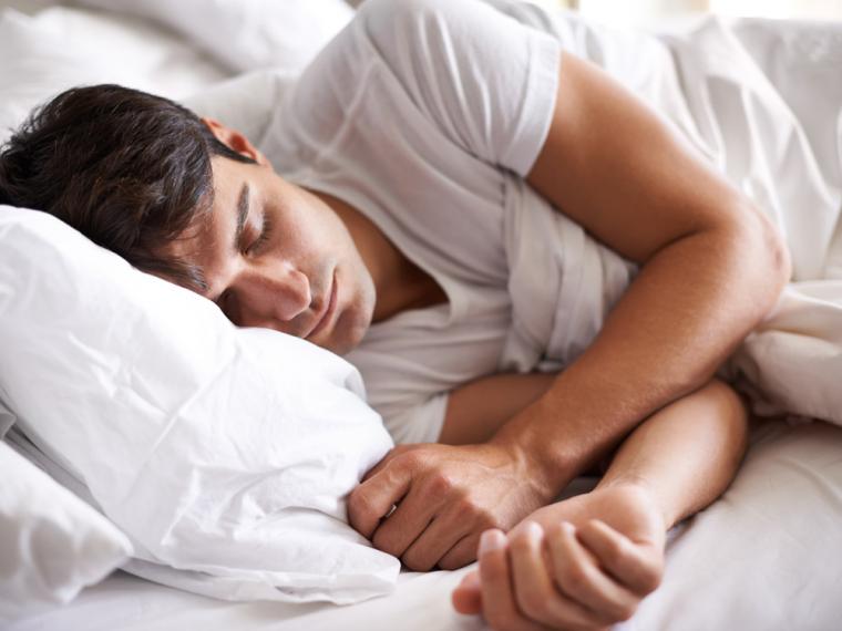 Dormir cinco horas o menos aumenta la tasa de mortalidad en adultos menores de 65 años imagen