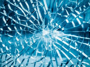 NUEVA YORK: Un enorme cristal de rascacielos cae sobre dos obreros